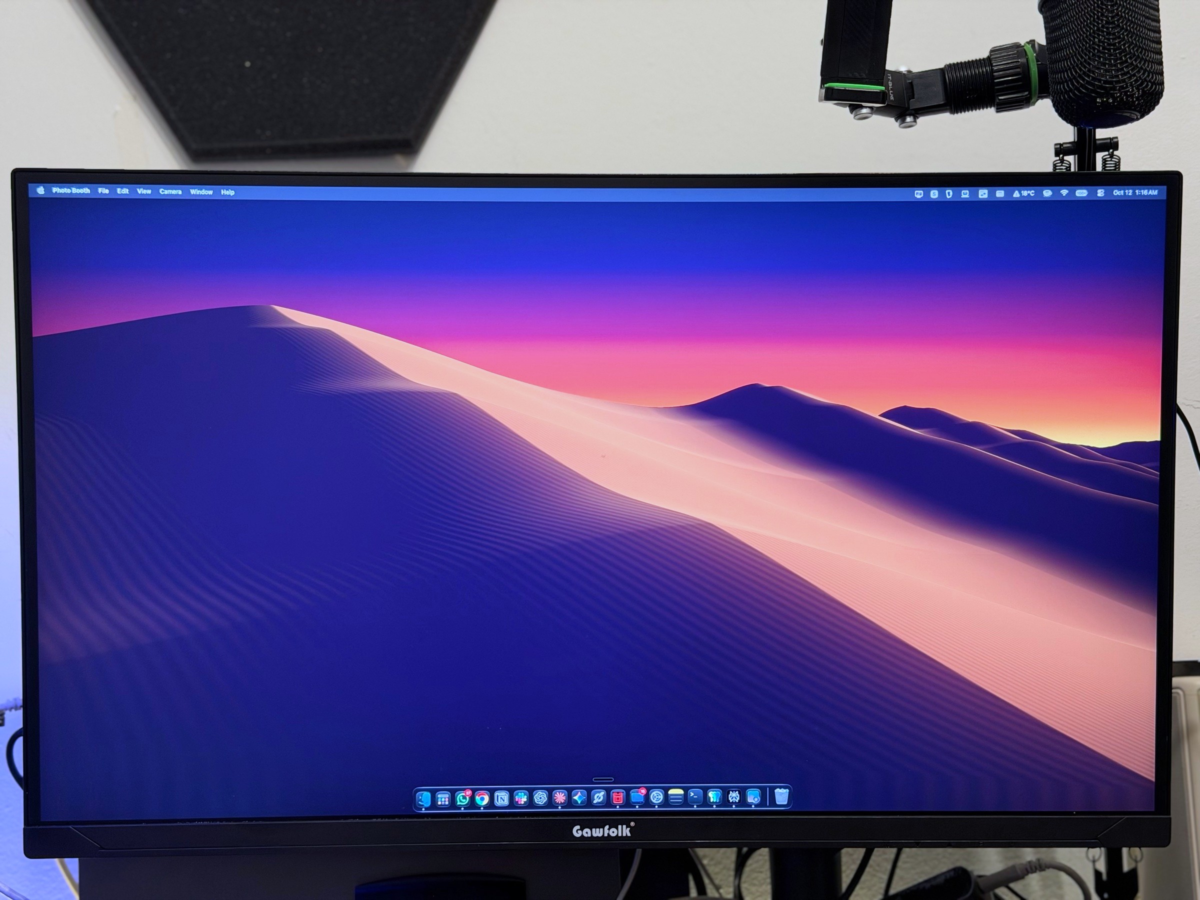 The Gawfolk GF270J showing the macOS desktop, with the mic arm above it